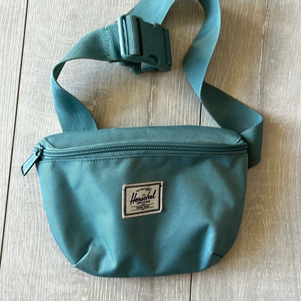 HERSCHEL SEA FOAM GREEN NWOT FANNY PACK PERFECT COND.  TRADITIONAL RED INTERIOR